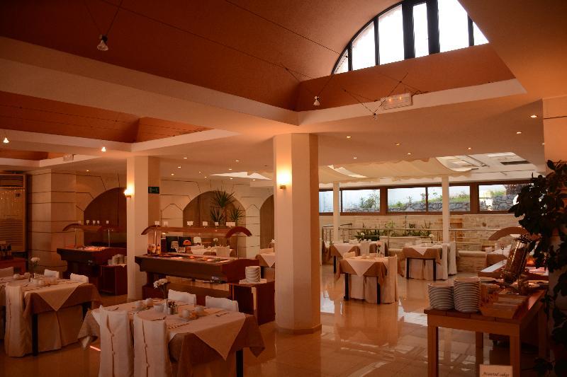 Macaris & Hotel 4*